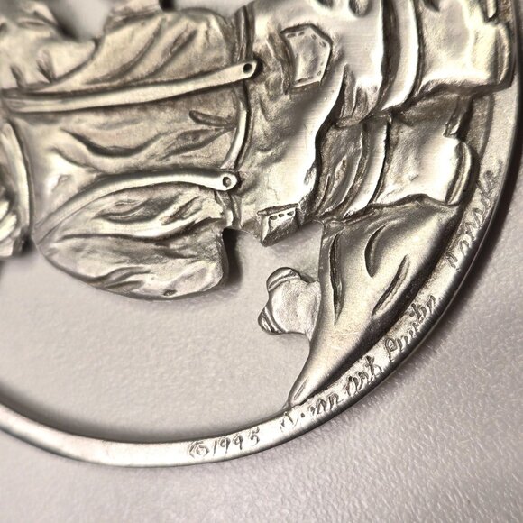 1995 Vintage Ocean Art Pewter "Santa's workshop" Christmas ornament - Picture 4 of 6